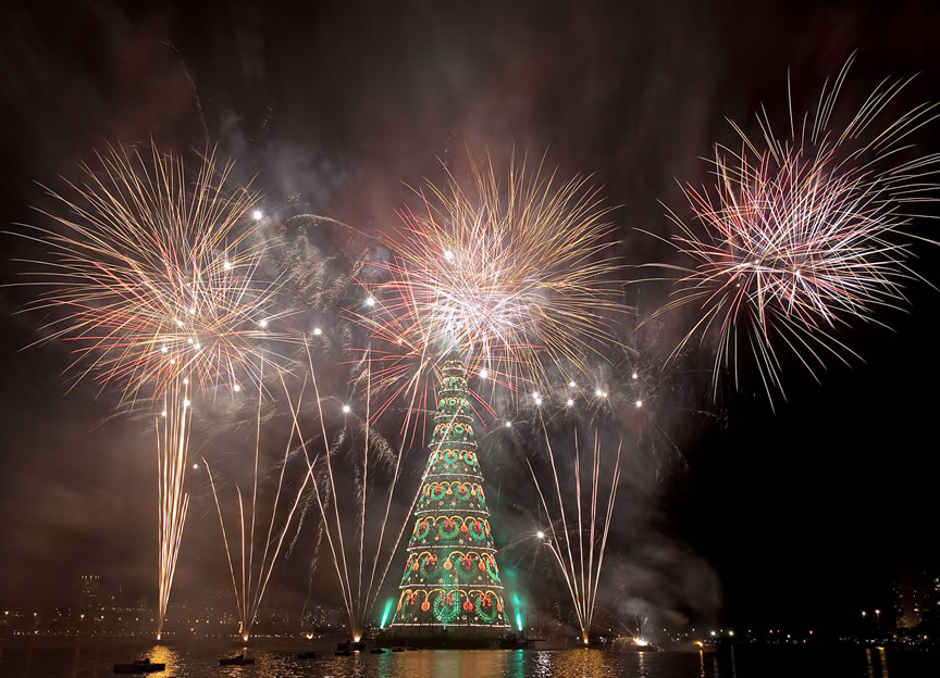 http://www.worldrecordsacademy.org/biggest/img/90441-largest-floating-Christmastree-Brazil.jpg