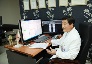 To help the prompt recovery of patients by reducing their pain and bleeding after the surgery, Dr. Jae Hoon Chung, the director of Segyero Hospital, has performed as many as 3,220 cases of 7-9 cm minimal invasive artificial knee joint surgery from May 1, 2005, to January 31, 2016, setting the world record for the Most Total Knww replacements performed with Minimal Invasive Surgery.