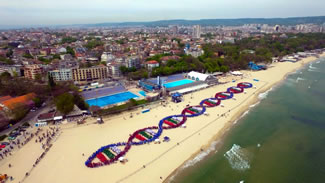  A total of 4000 people gathered on the southern beach in the Bulgarian city of Varna on Saturday, setting a World Record for the largest human DNA helix. The event was organised by Varna's Medical University. 