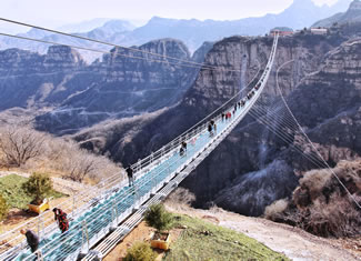 A bridge 430 meters long and 6 meters wide opened last year in the Grand Canyon Scenic Area in Zhangjiajie, Hunan province. It stands at 218 meters above the valley between two steep cliffs in Hongyagu Scenic Area in Pingshan county.